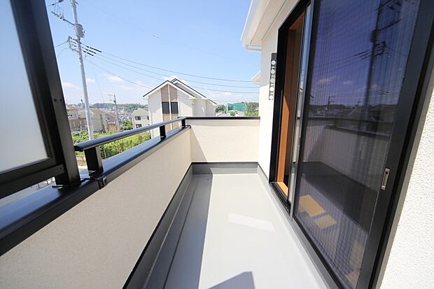 お洗濯物が良く乾きそうな、南向きのバルコニーです♪