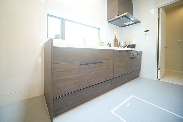 勝手口や窓の有る明るいキッチンです！　吊り戸棚付き♪