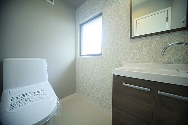 2階トイレは、洗面台付きです♪