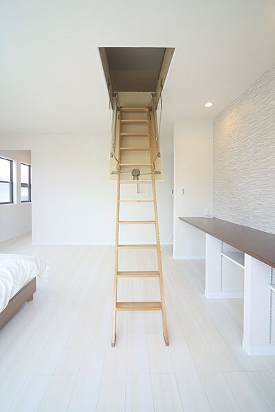 普段使わない物の片付けに便利な、屋根裏収納がございます♪