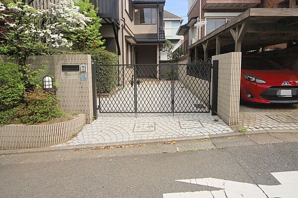 道路とフラットですので、車庫入れがしやすいですね♪