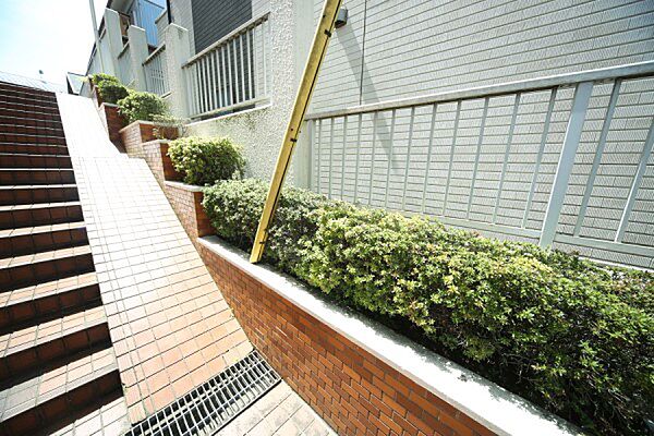 マンションの敷地内には、植栽が施されております♪