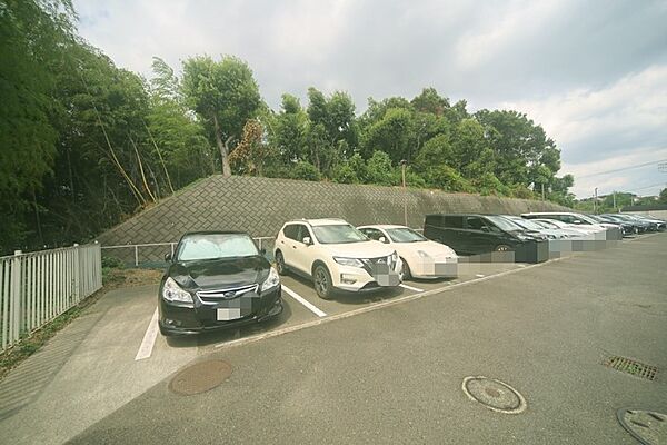 敷地内駐車場です（空き状況はお問い合わせ下さいませ。）