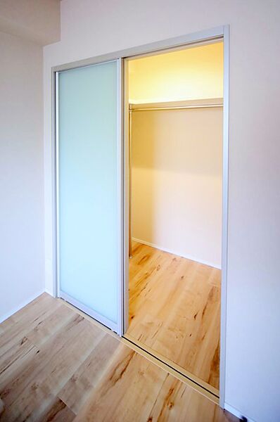 ウォークインクロゼット付きで、お部屋がスッキリ片付きそうですね♪