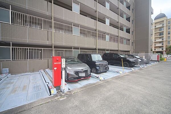 敷地内駐車場です（空き状況はお問い合わせ下さいませ。）