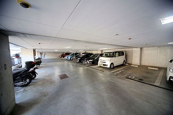 敷地内駐車場です（空き状況はお問い合わせ下さいませ。）