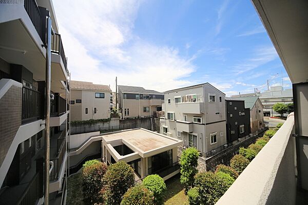 4階部分の南向きで、陽当り眺望良好となっております♪