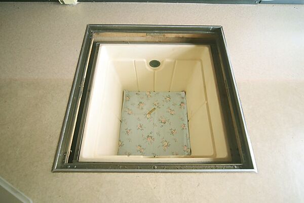 調味料などのストックに便利な、床下収納がございます。