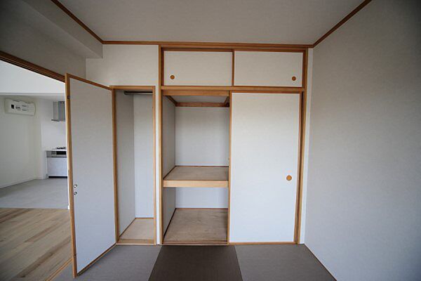 和室には、天袋付きの押入れが設置されております♪