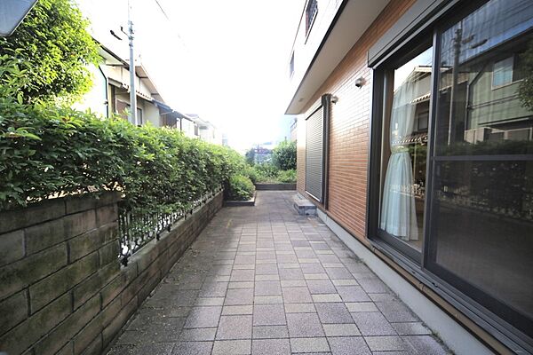 南側には、広々としたお庭（スペース）がございます♪