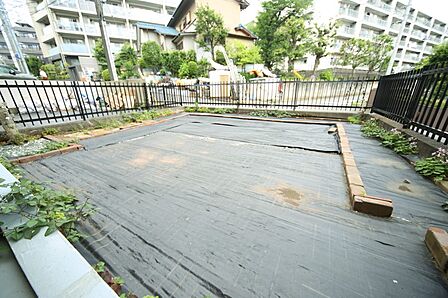 1階部分の東向きです！　専用庭に面しております♪