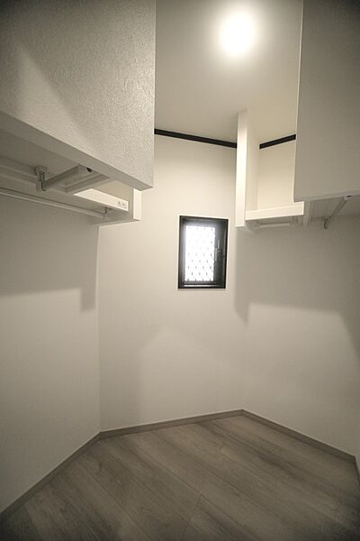 主寝室には、ウォークインクロゼットが設置されております♪