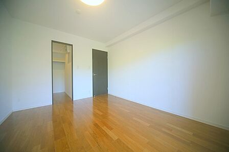 押入れがあり寝室としても使える、和室5．7帖となっております♪