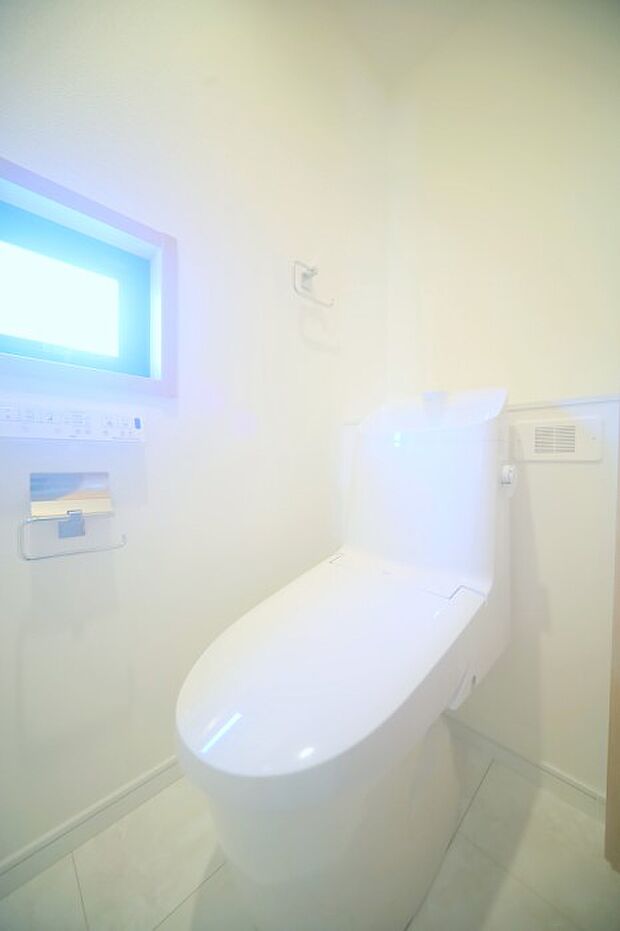 温水洗浄便座付きのトイレで、いつも快適にご利用になれます♪