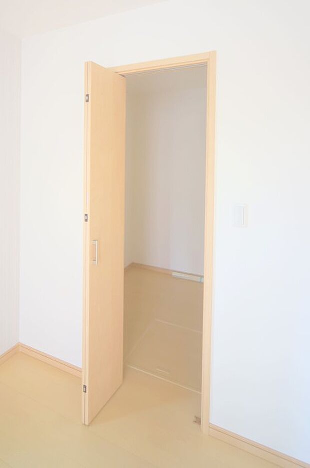 ウォークインクロゼット付きで、お荷物の収納がはかどりますね♪