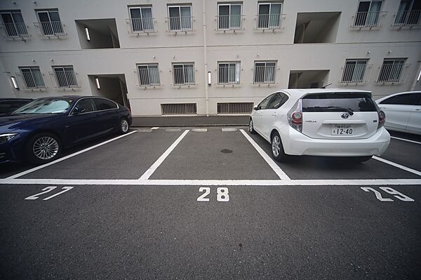お部屋から近くに、専用駐車場ございます！　月額使用料4030円です♪