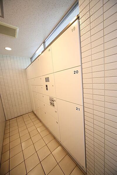 外出中などの不在時に便利な、宅配ボックスがございます。
