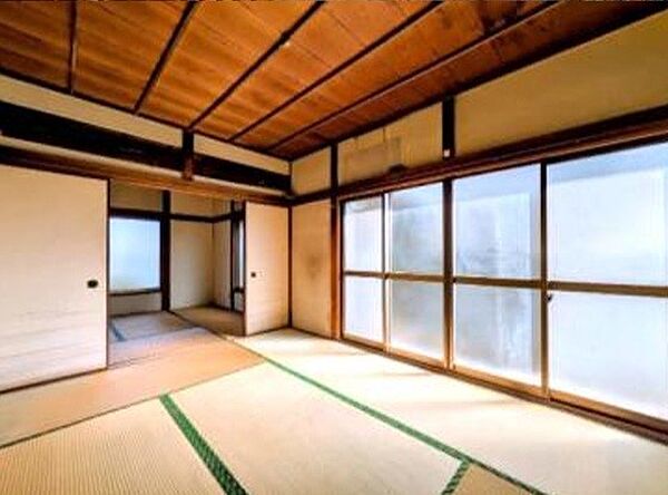 お庭の有る2階建て！　間取りは6ＤＫ、現況空室ですので、即日のご見学も可能です♪