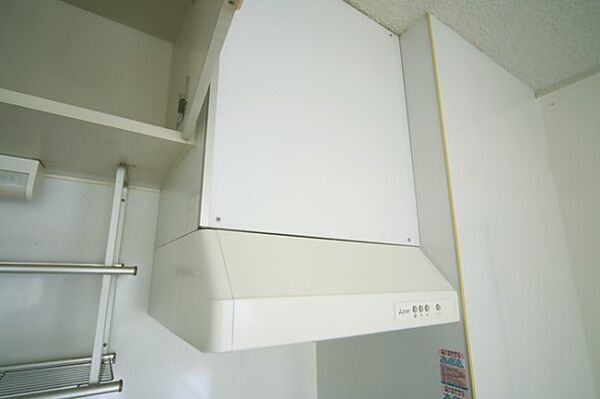 キッチン上部の、レンジ換気扇です。