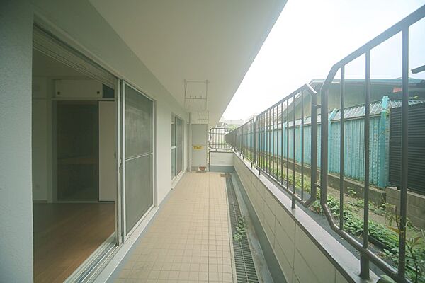 お洗濯物が良く乾きそうな、1階南向きのワイドバルコニーです♪