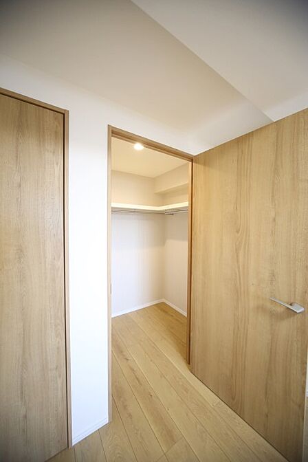 ウォークインクロゼット付きで、お部屋がスッキリ片付きそうですね♪