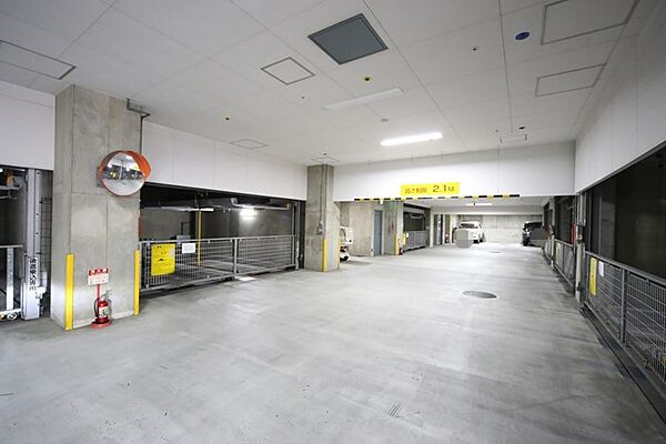 敷地内駐車場です（空き状況はお問い合わせ下さいませ。）