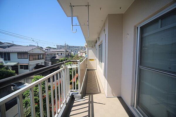 お洗濯物が良く乾きそうな、南向きのワイドバルコニーです♪