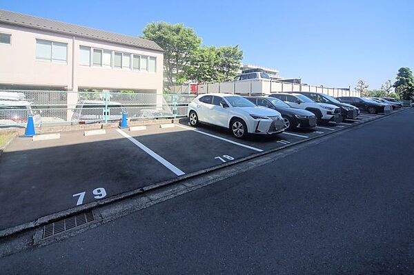敷地内駐車場です（空き状況はお問い合わせ下さいませ。）