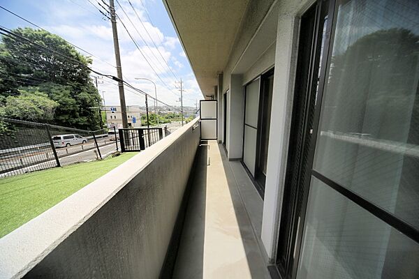 お洗濯物が良く乾きそうな、東南向きのワイドバルコニーです♪