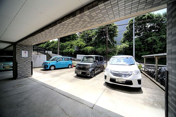 敷地内駐車場です（現状空はございません。）