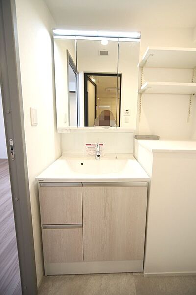 三面鏡のシャンプードレッサーで、お出かけ前の身支度もスムーズに♪