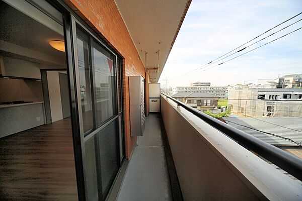お洗濯物が良く乾きそうな、東向きのワイドバルコニーです♪