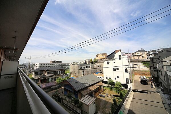 3階部分の東向きで、陽当り眺望良好となっております♪