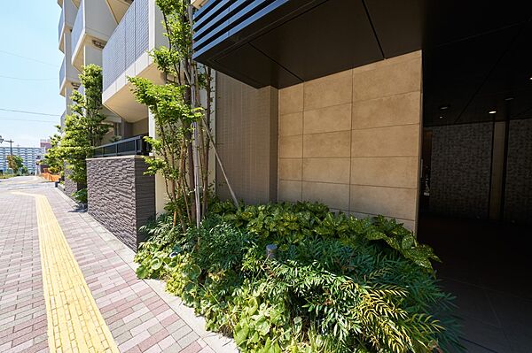 マンションの敷地内には、植栽が施されております♪