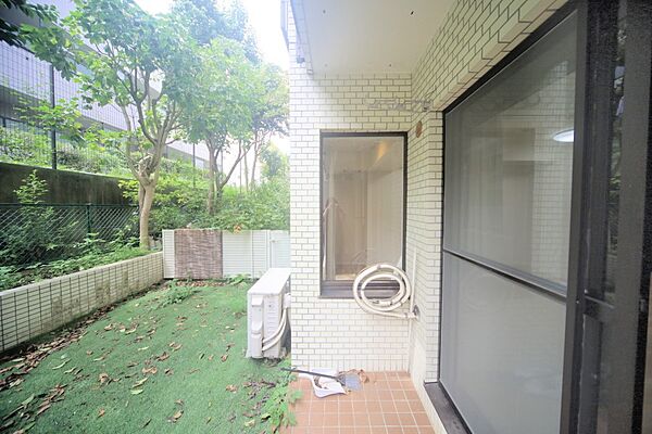 お部屋は1階部分　南西向きの専用庭21平米は陽当り良好です♪