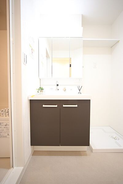 三面鏡のシャンプードレッサーで、お出かけ前の身支度もスムーズに♪