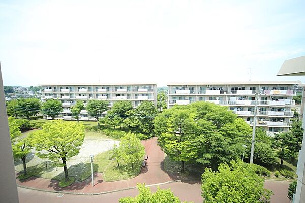 バルコニーからの眺望は前面が抜けており陽当り良好でございます！