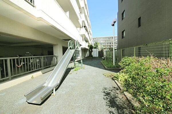 マンションの敷地内には、プレイロットがございます♪