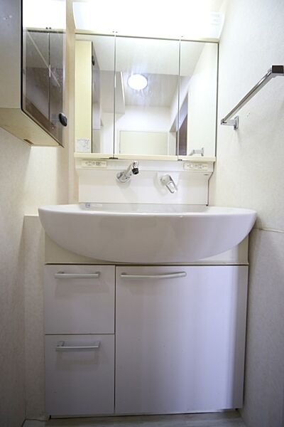 三面鏡のシャンプードレッサーで、お出かけ前の身支度もスムーズに♪