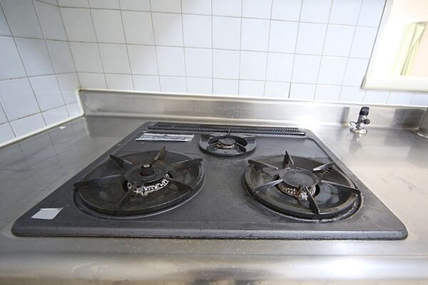 三ツ口コンロの、システムキッチンです。
