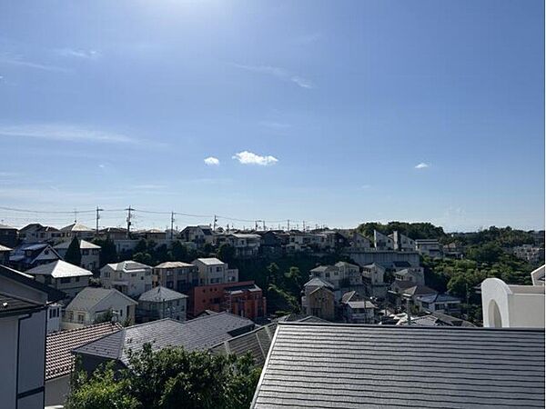 高台に立地しており、視界の開けた眺望です！　陽当り良好となっております♪
