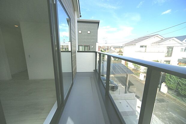 お洗濯物が良く乾きそうな、南向きのバルコニーです♪