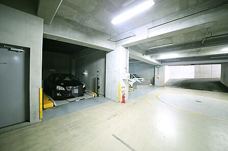 敷地内駐車場です(現状空はございません。)