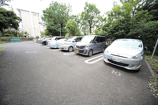 敷地内駐車場です（空き状況はお問い合わせ下さいませ。）