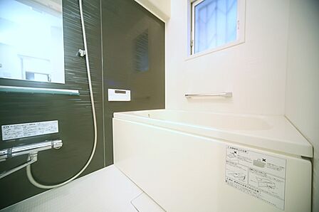 窓の有る浴室で、寛ぎの時間をお過ごしください♪