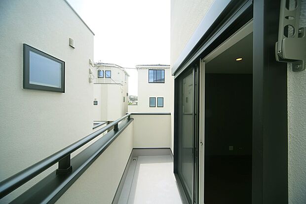お洗濯物が良く乾きそうな、南向きのバルコニーです♪