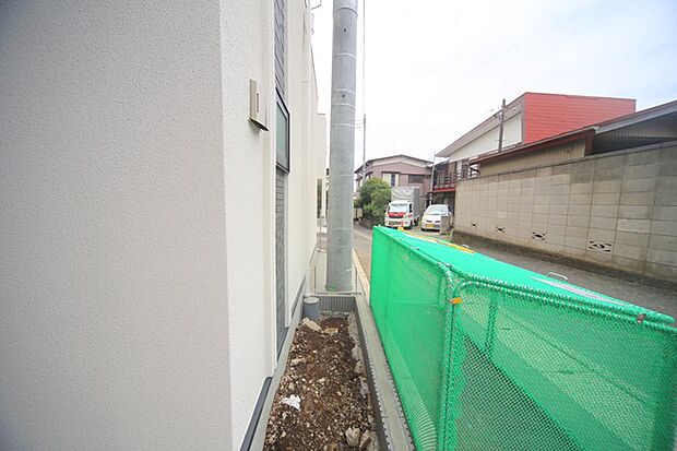 玄関周辺はスペースがございますので、植栽を楽しめそうですね♪