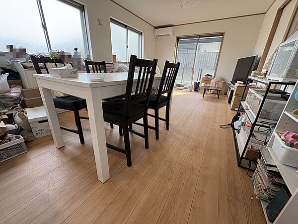 屋根裏収納の有る2階建て大型4ＬＤＫ！　ＬＤＫは広々18帖ございます♪　