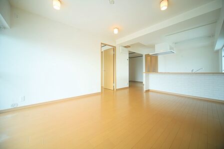 明るい光が差し込む、心地のよいリビングでございます♪