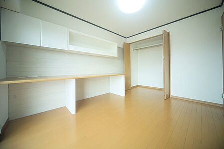 バルコニーに面した、洋室となっております♪